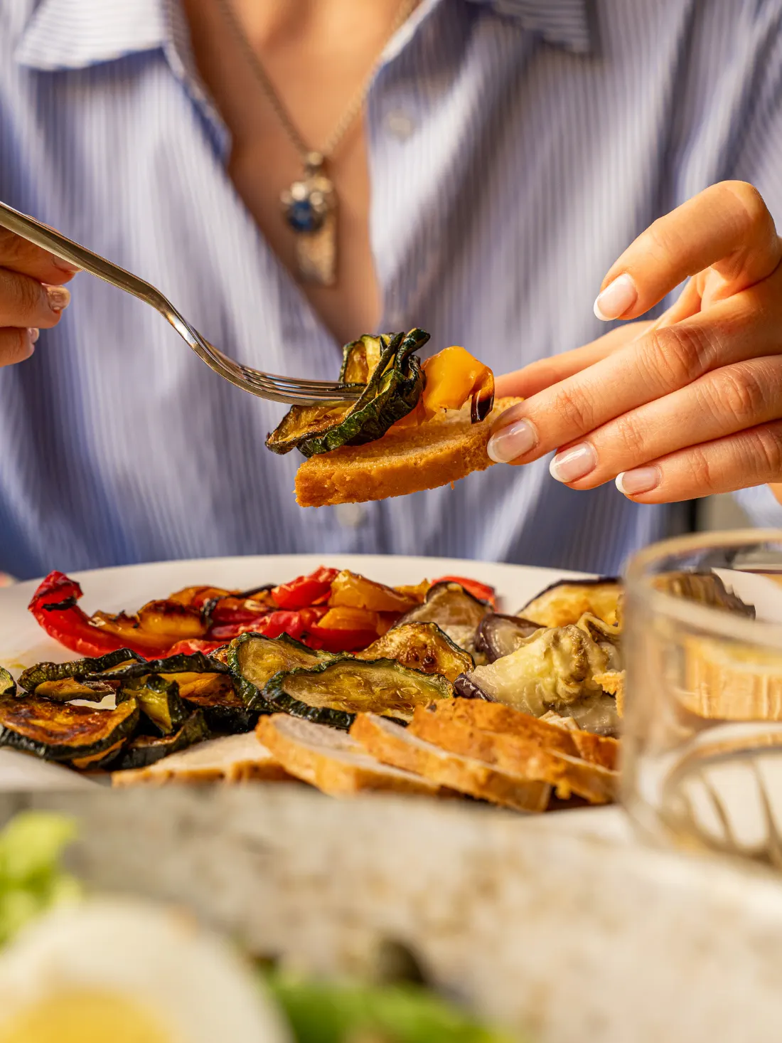 Piatto di carne con verdure di stagione da Café du Globe a Pistoia