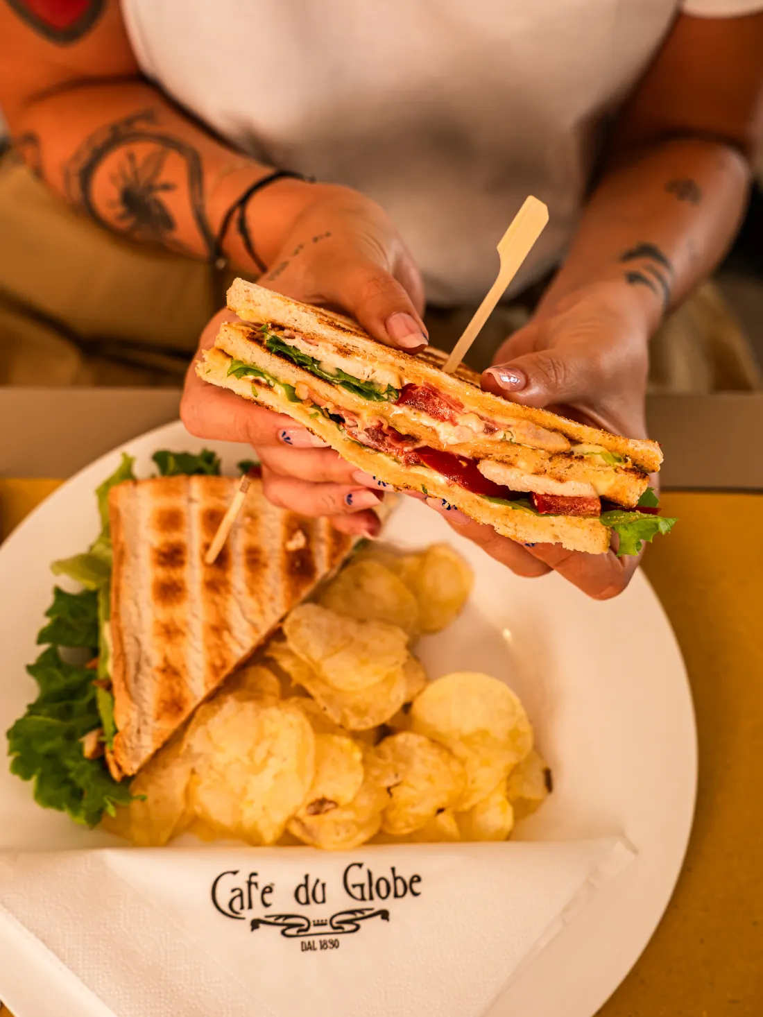 Club sandwich per il pranzo leggero da Café du Globe a Pistoia
