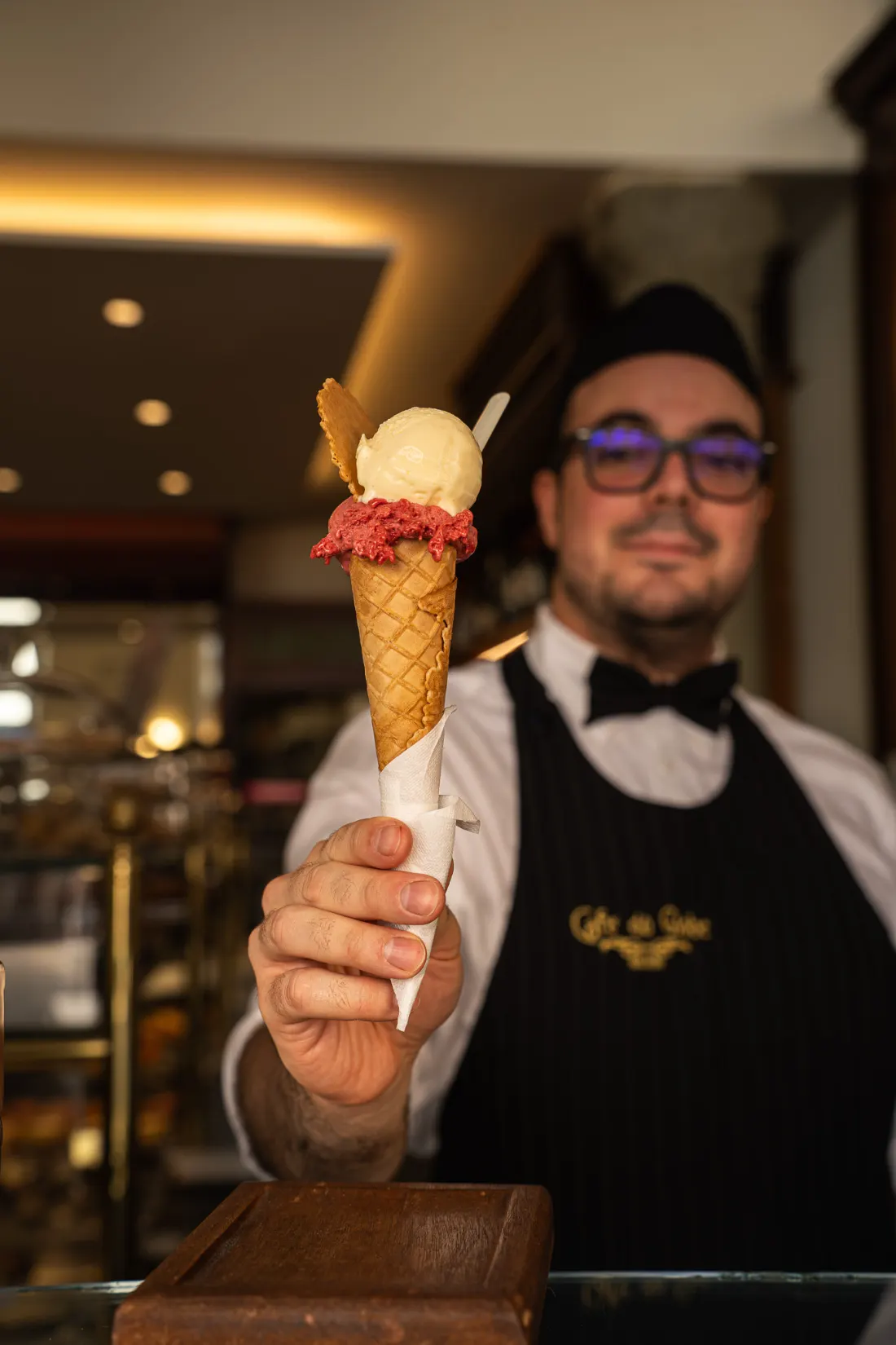 Cono gelato artigianale servito da un cameriere di Café du Globe a Pistoia