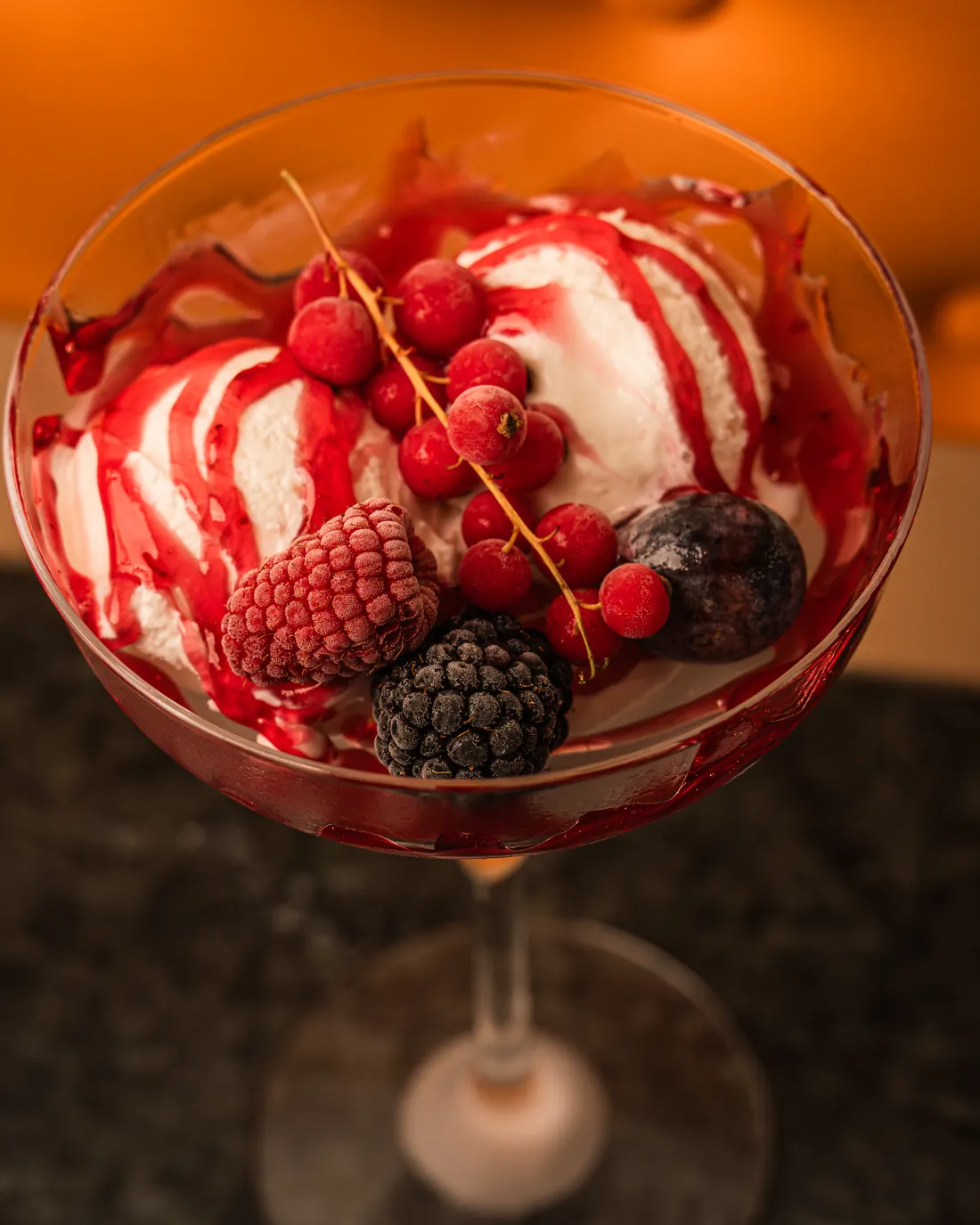 Coppa di gelato artigianale con frutti di bosco di Café du Globe a Pistoia