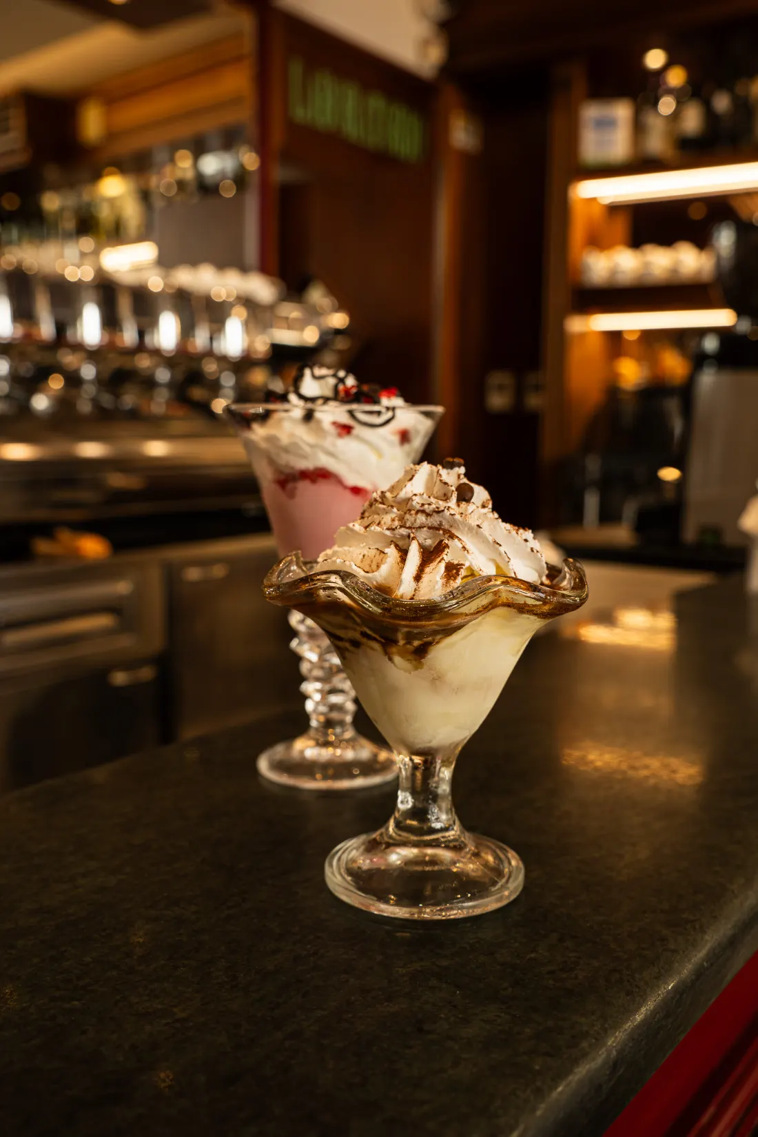 Due coppe gelato artigianale sul bancone di Café du Globe a Pistoia