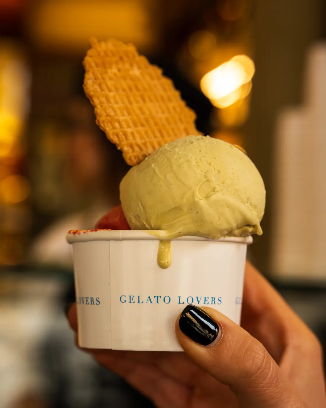 Coppetta di gelato artigianale con due palline di Café du Globe a Pistoia