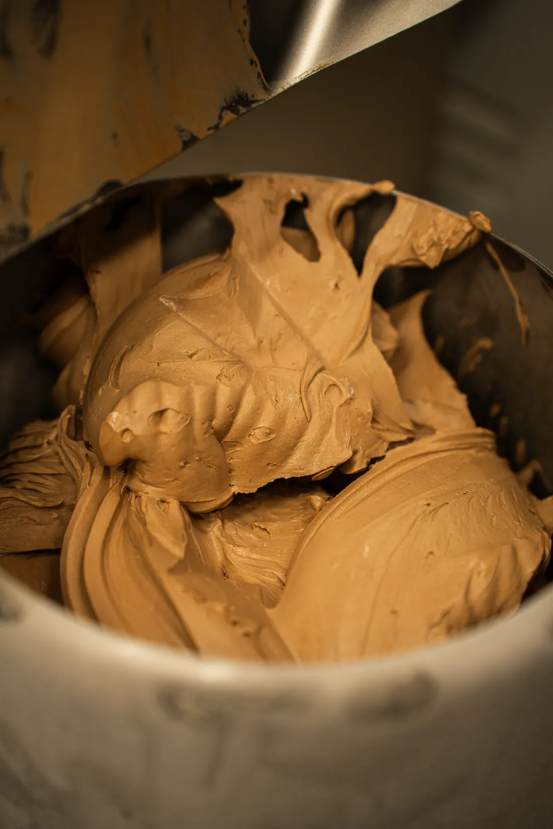 Gelato artigianale alla nocciola nel laboratorio di Café du Globe a Pistoia
