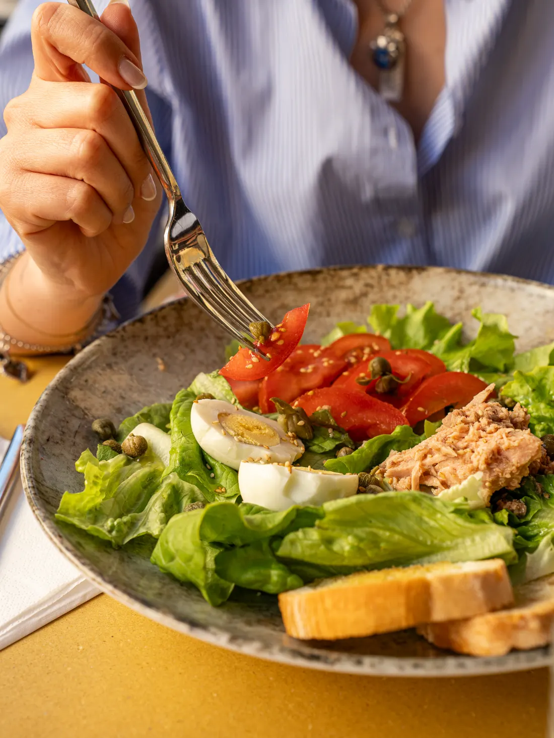 Insalatona per il pranzo leggero da Café du Globe a Pistoia